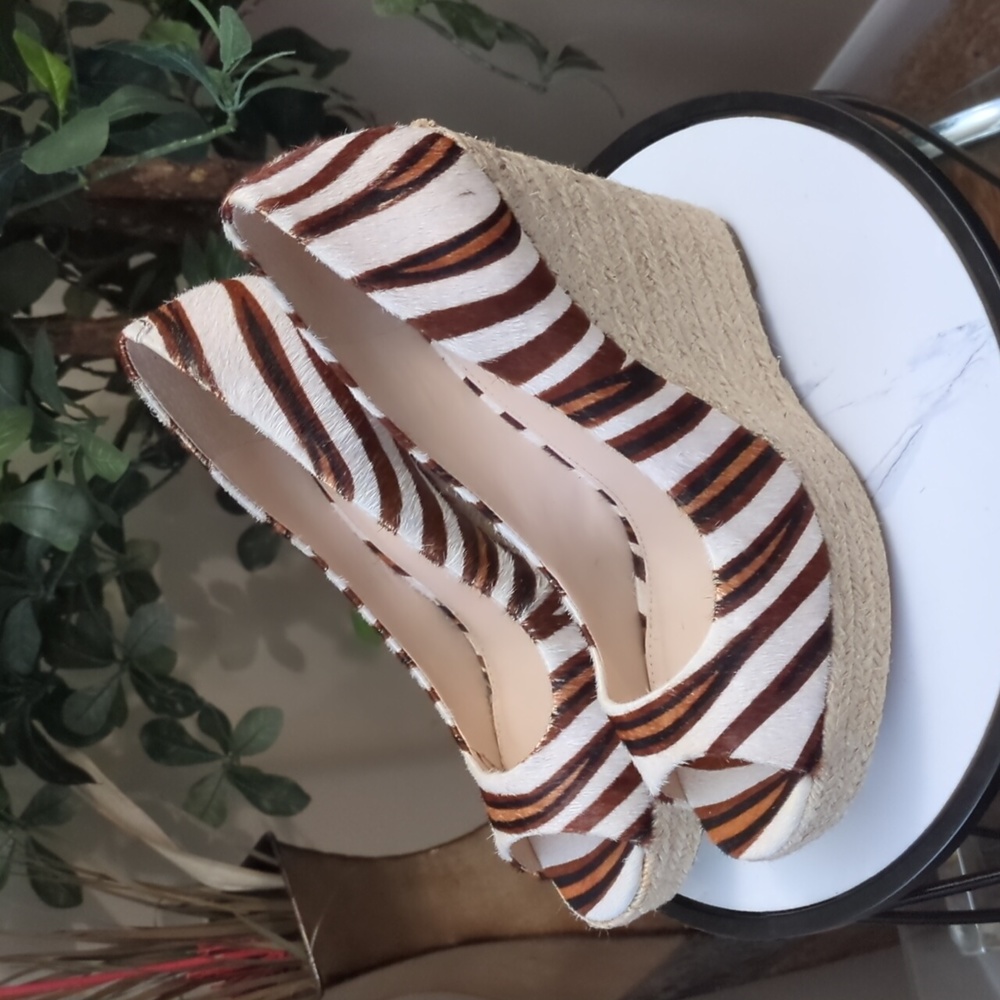 "SALE" 💥Vince Camuto zebra print wedges💥